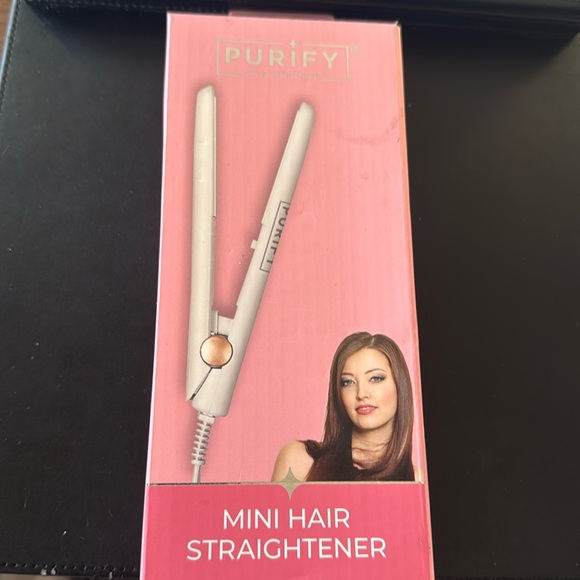 NWT PURIFY
Mini Hair Straightener With Pouch - Picture 2 of 2